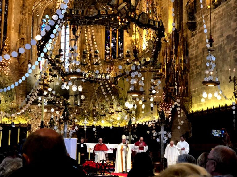 öffnungszeiten Mallorca Weihnachten 2022 Frohe Weihnachten aus der Kathedrale La Seu in Palma de Mallorca